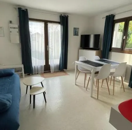בית נופש Cozy Avec Joli Jardin הולגאט